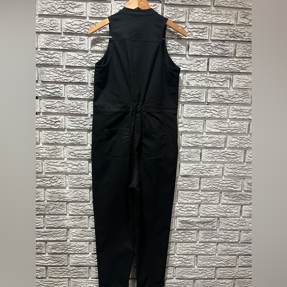 Elegant Black Sleeveless Jumpsuit - Picture 4 of 5